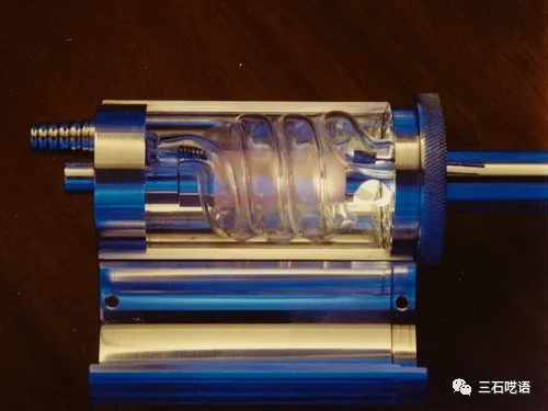 早期形式的红宝石激光器